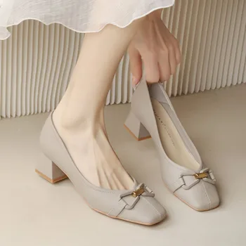 مضخات المرأة مكتنزة الأحذية قارب اصبع القدم مربع الانزلاق على أحذية السيدات المعادن Med الكعب العالي والاحذية رمادي الربيع الخريف 9968N